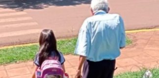 ¡Conmovedor! A sus 91 años acompaña a su bisnieta a la escuela