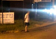 ¡Amor incondicional! Todos los días espera a su hija en parada de autobús