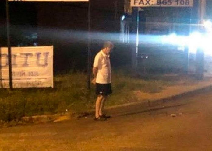 ¡Amor incondicional! Todos los días espera a su hija en parada de autobús