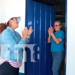 Doña Marina con alegría recibe las llaves de su nueva vivienda en Managua Entrega de una nueva vivienda en un barrio de Managua
