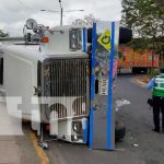 ¡Clase susto! Rastra se da vuelta en la rotonda de Catarina, Masaya Vuelco de rastra en rotonda de Catarina, Masaya