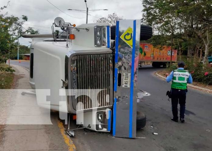 Vuelco de rastra en rotonda de Catarina, Masaya