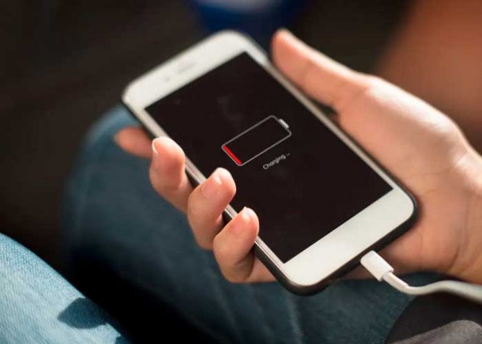 No cargues el celular en tu carro