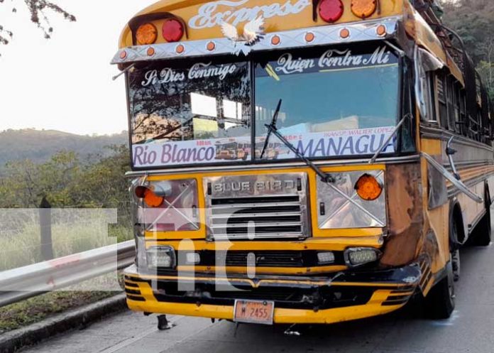 1 Fuerte encontronazo entre camión y bus en Carretera Matiguas-Río Blanco