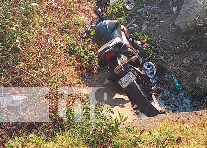 1 Muere motociclista en accidente de tránsito, tras caer a un cause en Carretera Sur