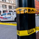 Mujer grave al caerle un letrero y la fachada de un edificio en Chicago.