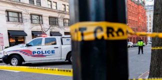 Mujer grave al caerle un letrero y la fachada de un edificio en Chicago.