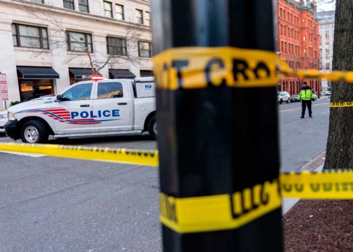 Mujer grave al caerle un letrero y la fachada de un edificio en Chicago.