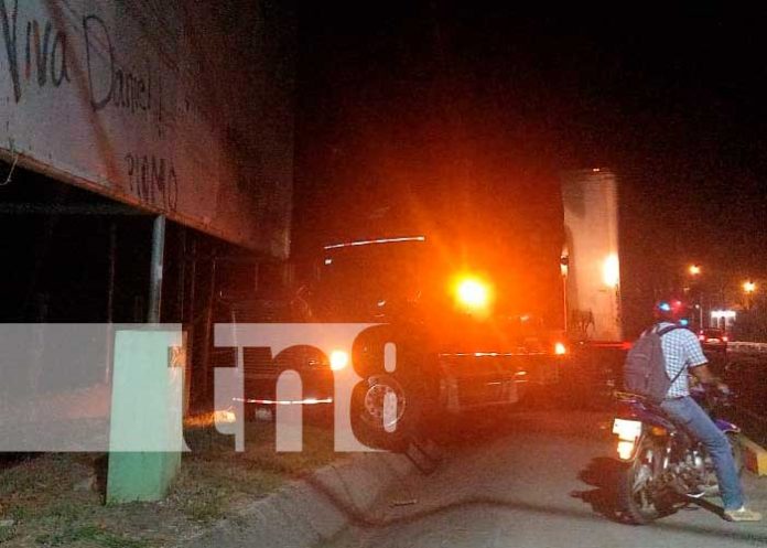 Hombre se queda dormido en camión e impacta con un rótulo en Carazo