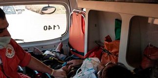 Mujer irrumpe en ambulancia que trasladaba a hombre tras ataque de celos