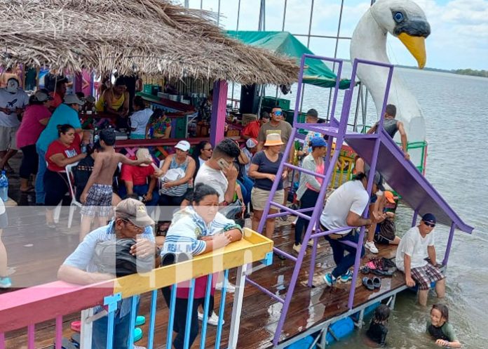 .1 Turistas nacionales y extranjeros visitan las playas de Morrito, Río San Juan