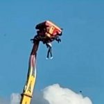 Joven queda colgando en atracción mecánica en Paraguay