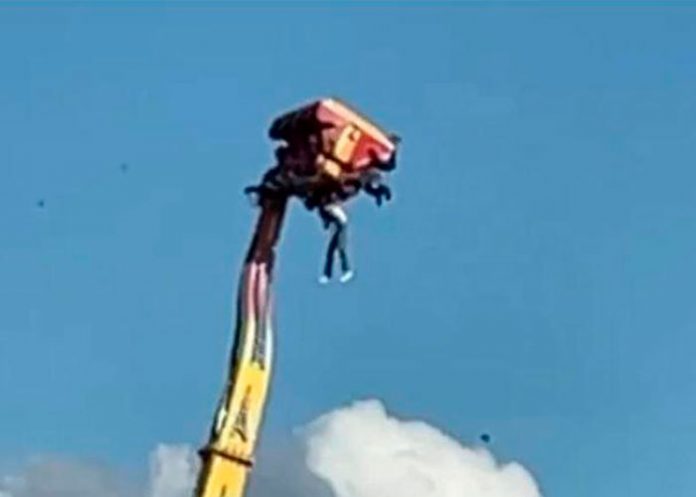 Joven queda colgando en atracción mecánica en Paraguay