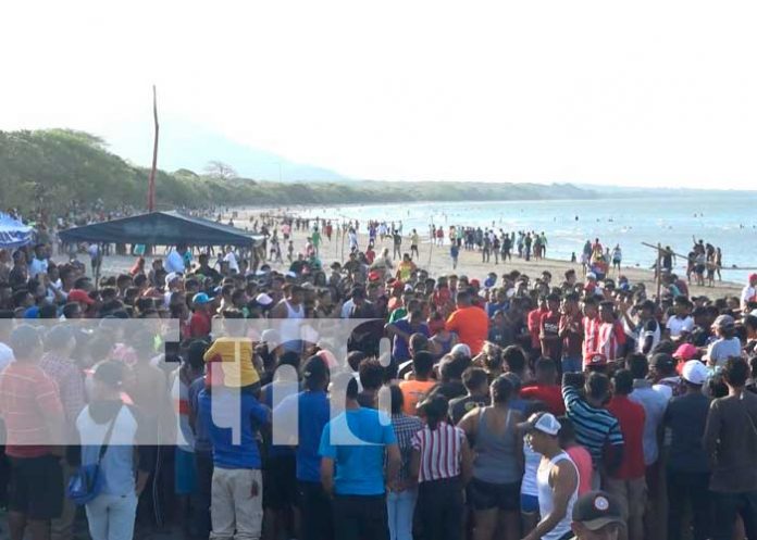 1 Miles de veraneantes disfrutan de las playas de la Isla de Ometepe