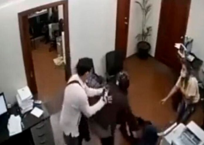 Suplica para no divorciarse de su mujer, luego decide golpearla con violencia