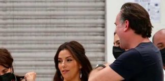 Captan a la actriz Eva Longoria comiendo en un mercado de México