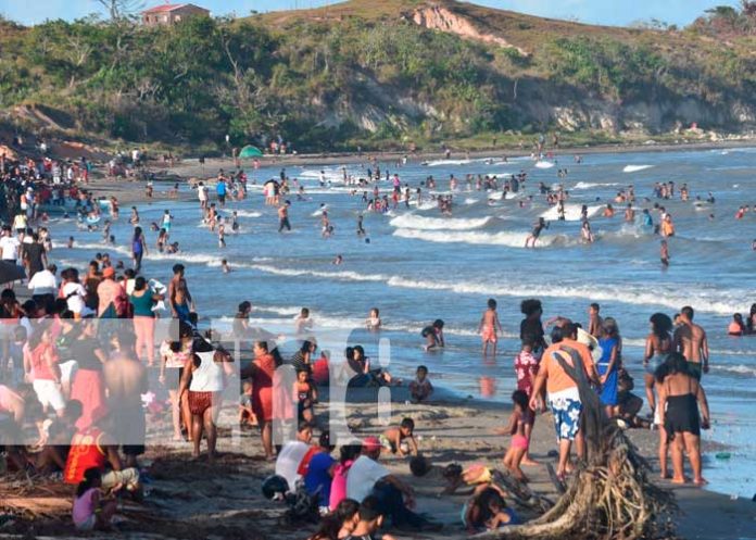 Gran afluencia de veraneantes en la playa La Bocana de Bilwi