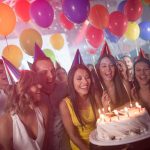 ¡Malagradecido! Demanda a su "jefecito" por hacerle un cumpleaños sorpresa