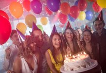 ¡Malagradecido! Demanda a su "jefecito" por hacerle un cumpleaños sorpresa