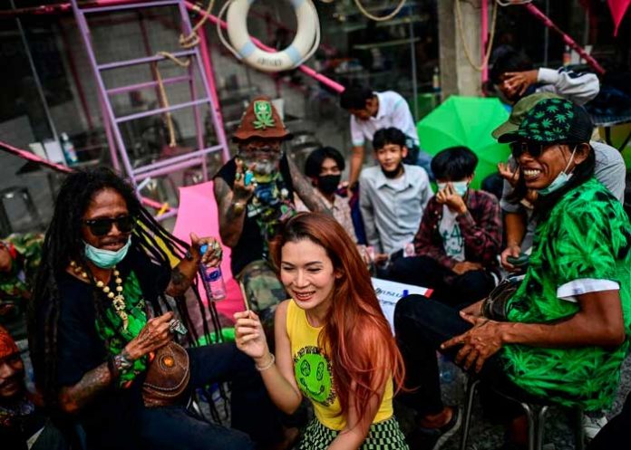 Tailandia celebra el día mundial de la marihuana recorriendo Bangkok