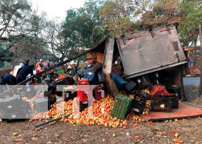 Accidente de tránsito termina en vuelco de camión en Jalapa