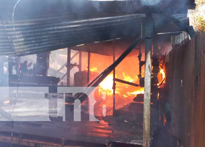 Incendio dejó a familia en la intemperie en el barrio San Mateo en Bluefields