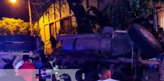 Falla en los frenos deja rastra volcada en la Carretera Vieja a León