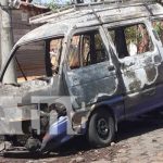 ¡Vivo de milagro! Microbús queda destruido por las llamas en León Vehículo incendiado en el departamento de León