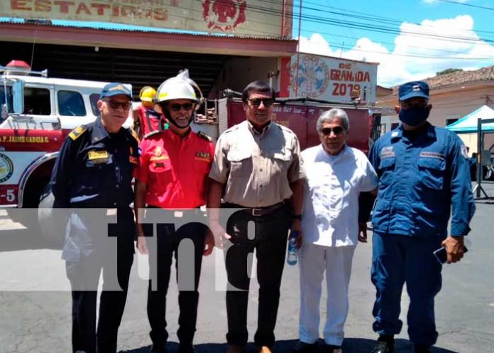 Bomberos realizan maniobras demostrativas en Granada