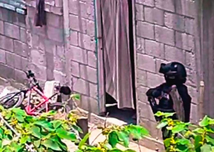 En México motosicarios exterminan a familia completa en su casa.