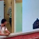 Joven es captado acosando a compañeras en una universidad de Colombia