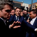 Comerciantes reciben con "tomatazos" a Macron, presidente de Francia