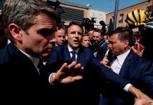 Comerciantes reciben con «tomatazos» a Macron, presidente de Francia Comerciantes reciben con "tomatazos" a Macron, presidente de Francia