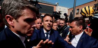 Comerciantes reciben con "tomatazos" a Macron, presidente de Francia