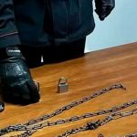 Mujer es detenida en Italia por encadenar a su hija por tres años