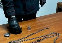 Mujer es detenida en Italia por encadenar a su hija por tres años Mujer es detenida en Italia por encadenar a su hija por tres años