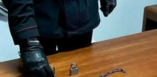 Mujer es detenida en Italia por encadenar a su hija por tres años