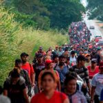 México disuelve caravana de migrantes y detiene a más de 700 personas México disuelve caravana de migrantes y detiene a más de 700 personas
