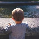 Niño muere al ser estrangulado por su madre en Wisconsin