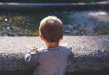 Niño muere al ser estrangulado por su madre en Wisconsin Niño muere al ser estrangulado por su madre en Wisconsin