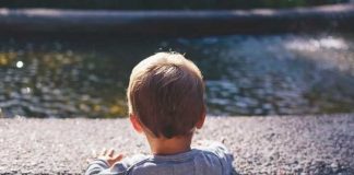 Niño muere al ser estrangulado por su madre en Wisconsin