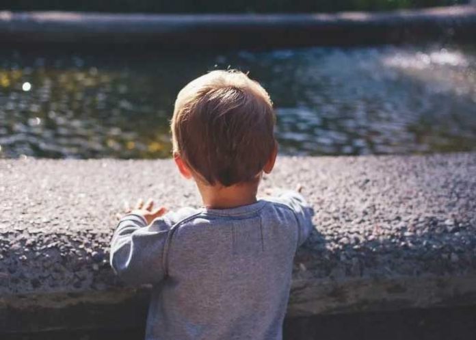 1 Niño muere al ser estrangulado por su madre en Wisconsin