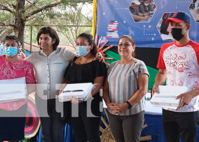 10 estudiantes reconocidos de Estelí reciben honores