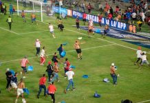 Enfrentamiento entre hinchas en estadio de fútbol deja un muerto en Colombia Enfrentamientos entre hinchas en Colombia dejó una persona muerta