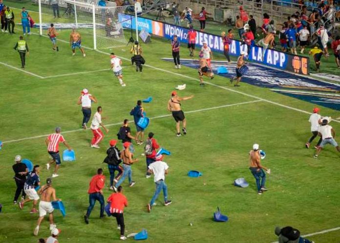 Enfrentamientos entre hinchas en Colombia dejó una persona muerta