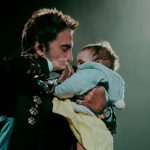 Alejandro Fernández y su nieta cantan: “Un par de ojitos espiaban”