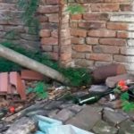 Hallan cadáver de hombre en una cama y a su madre enterrada en el jardín