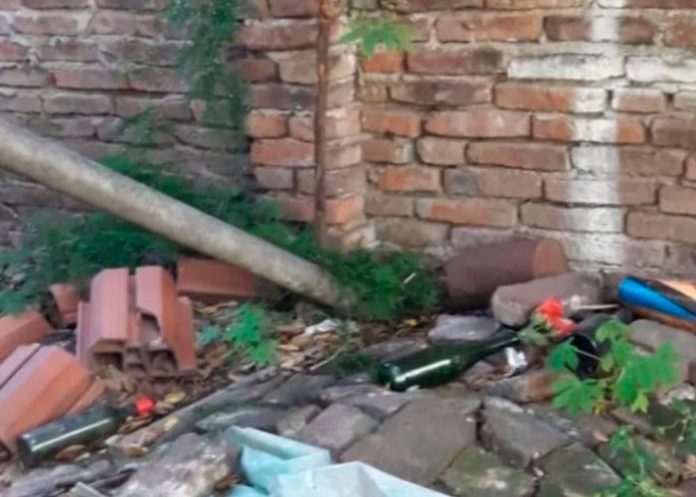 Hallan cadáver de hombre en una cama y a su madre enterrada en el jardín