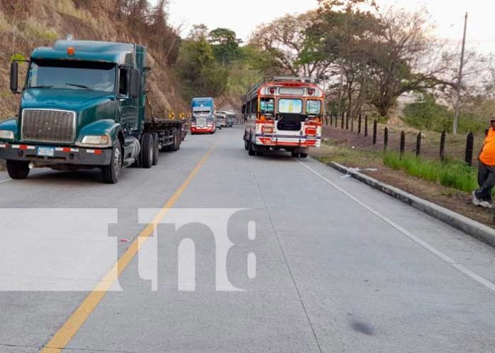Fuerte encontronazo entre camión y bus en Carretera Matiguas-Río Blanco