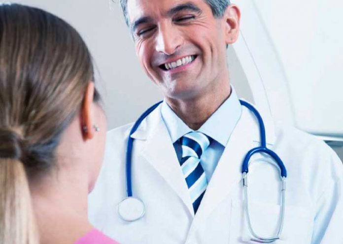 Médico paga millones por inyectar su esperma a mujer en tratamiento